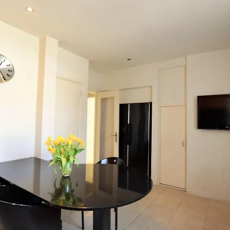 Дом отдыха Holiday In With Private Terrace And Garden