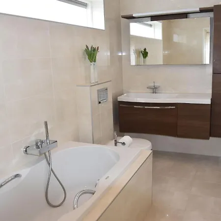 Дом отдыха Holiday In With Private Terrace And Garden Ден-Хелдер