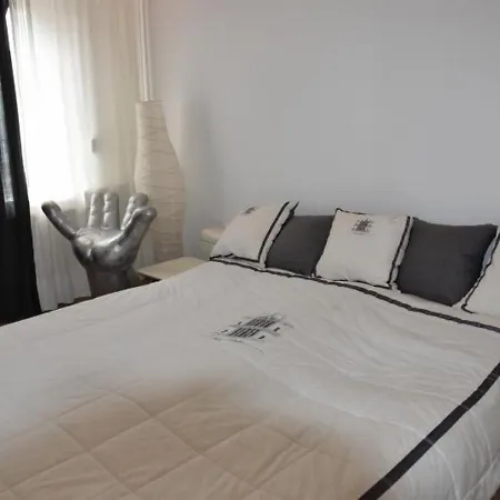 Дом отдыха Holiday In With Private Terrace And Garden