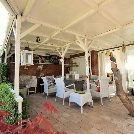 Дом отдыха Holiday In With Private Terrace And Garden Ден-Хелдер
