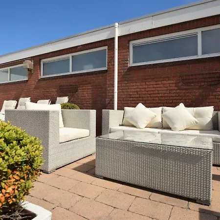 Дом отдыха Holiday In With Private Terrace And Garden *